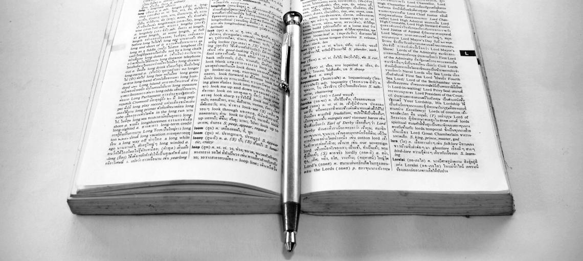 Dictionnaire ouvert avec un stylo