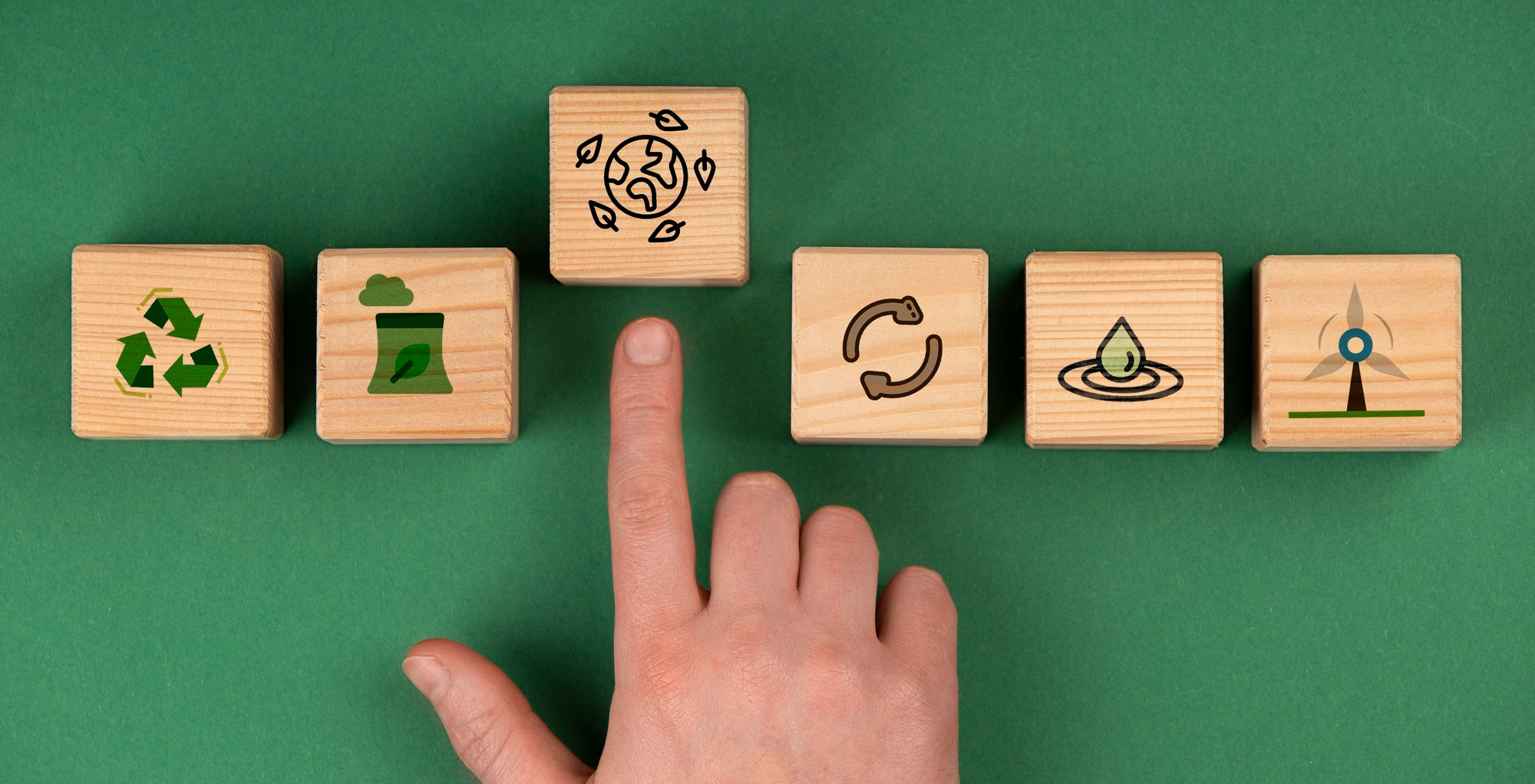 Cubes en bois représentants les ODD